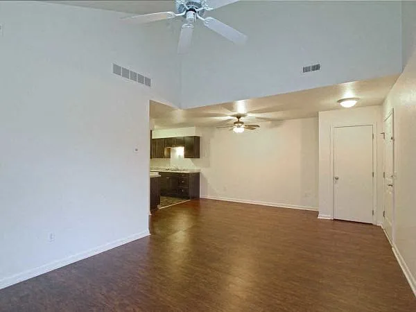 Crosscreek Apartments — Photo 7