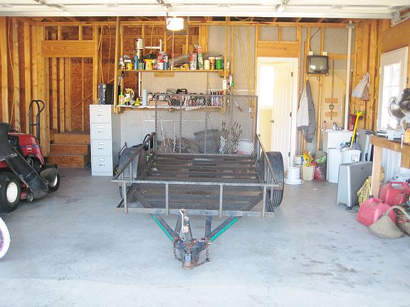 Detached garage w/full bath