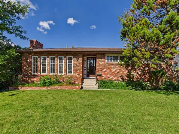 5 SE Chisholm Cres NW, Calgary, AB T2L 0Y9