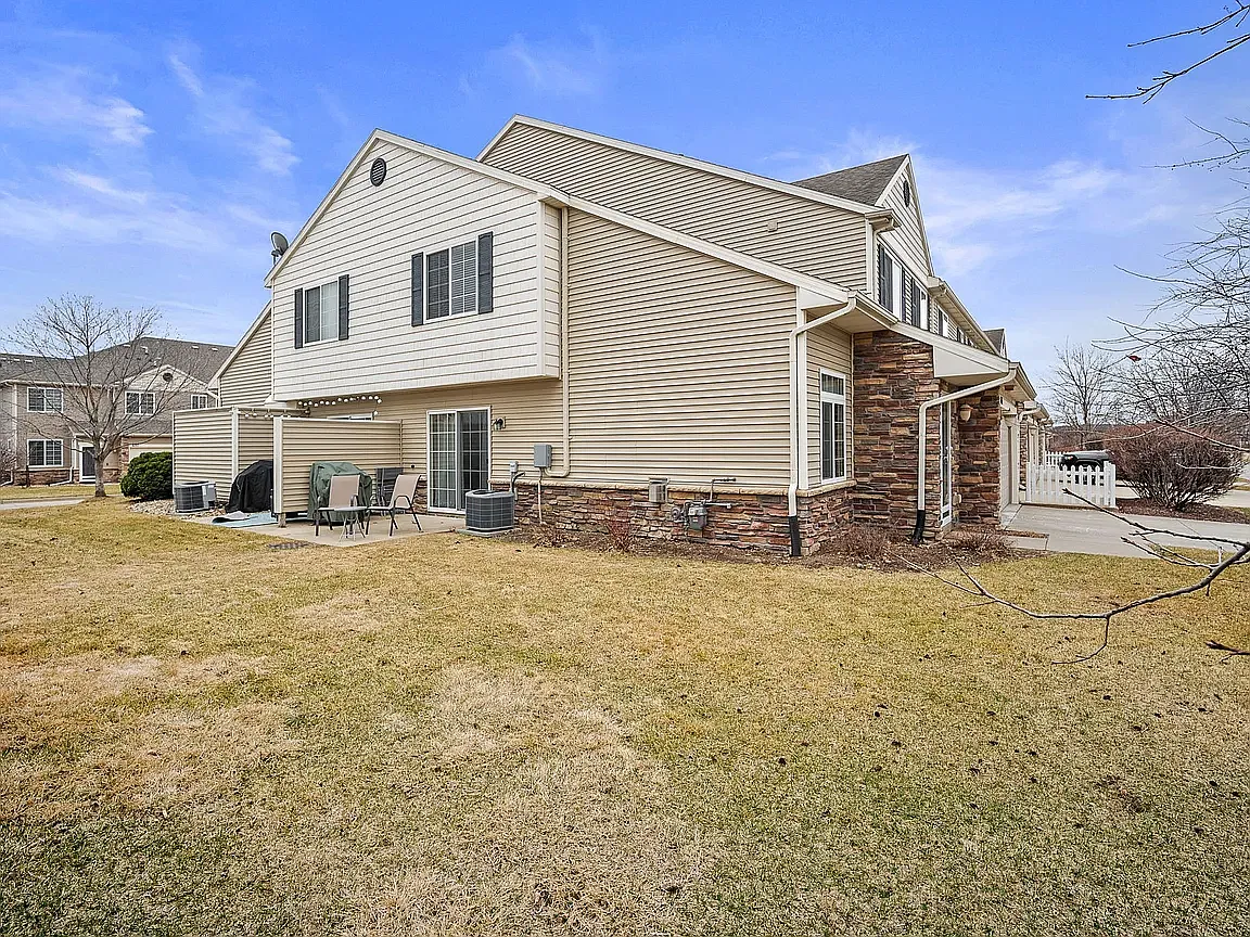 2 bed, 1.5 bath, 1438 sqft, $1,800 — Photo 1