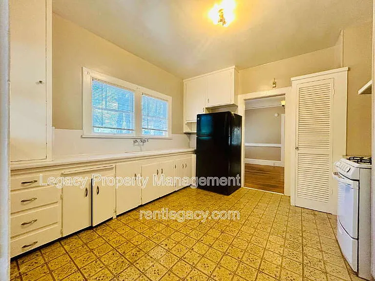 2300 E St — Photo 10