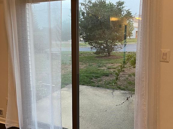 4th image of 94 Saint Anns Ct