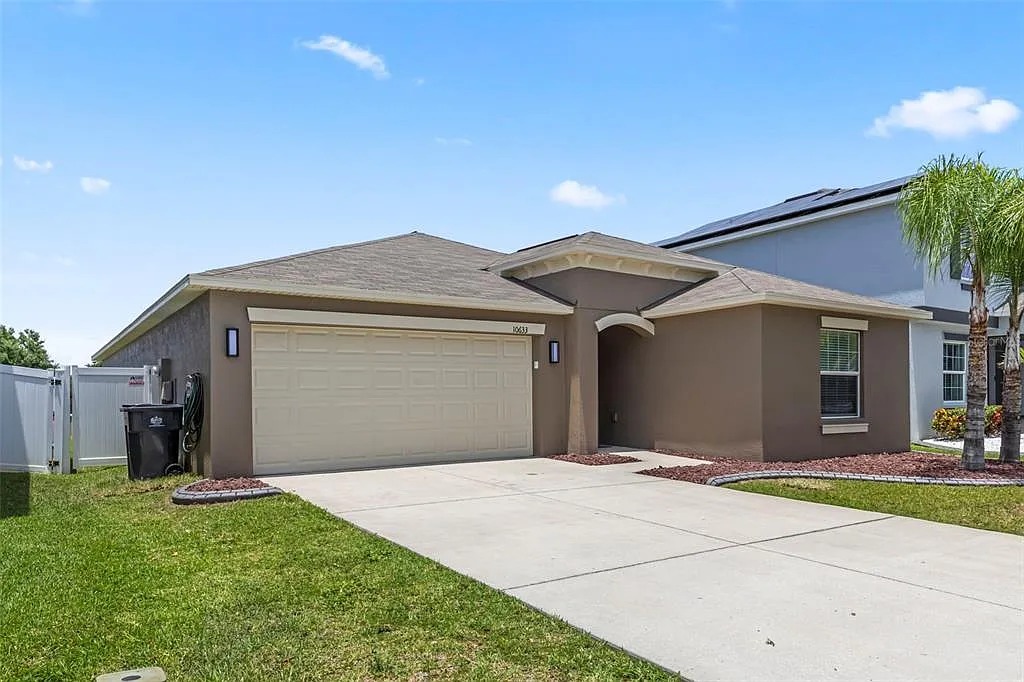 4 bed, 2.0 bath, 1922 sqft, $2,700 — Photo 1