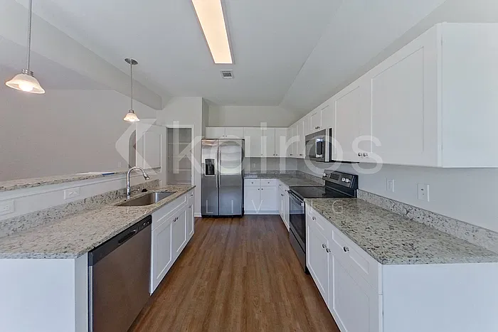 4 bed, 2.0 bath, 1700 sqft, $2,015 — Photo 4