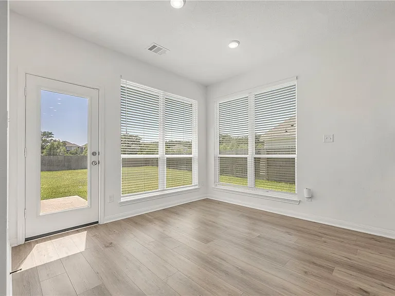 1386 Kingsgate Dr — Photo 7