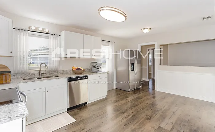 1624 Dolphin Dr — Photo 4