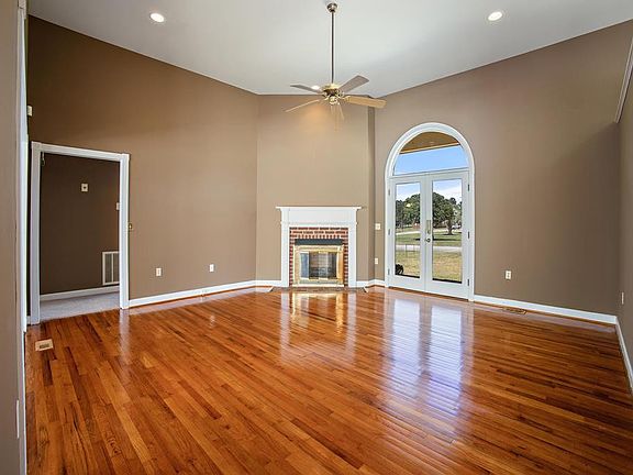3rd image of 104 Knollwood Ct