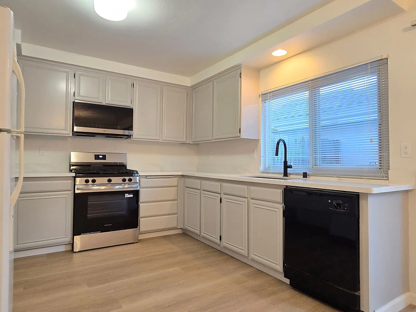 Spacious 2-Story Townhome, A/C, Pool, Renovated Inside, Wood Flooring, Beautiful Complex, Private... — Photo 3