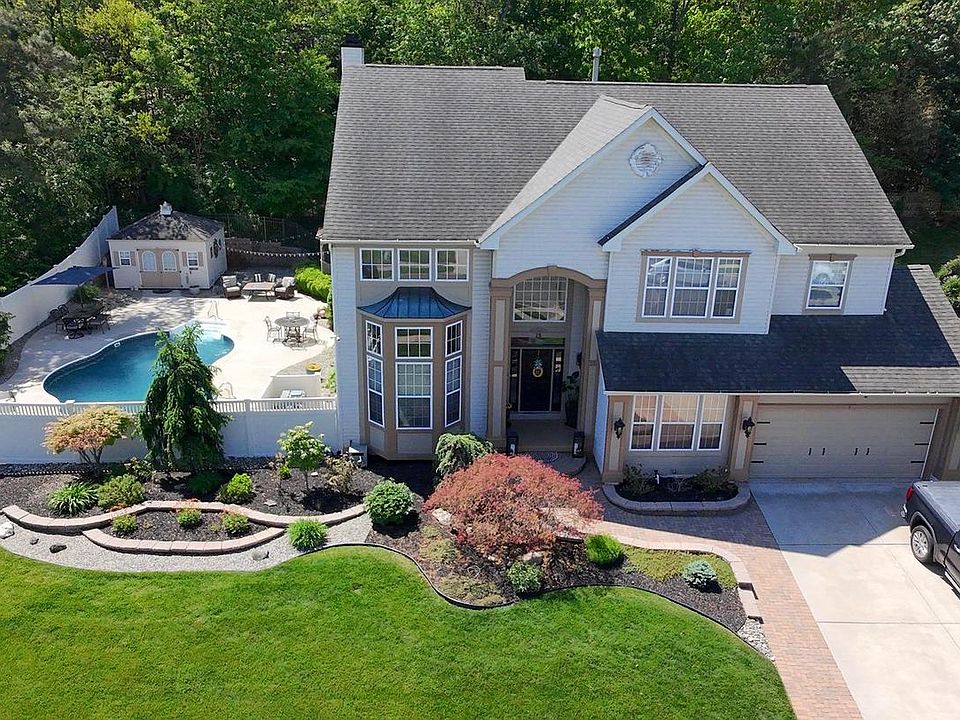 1st image of 26 Raintree Dr