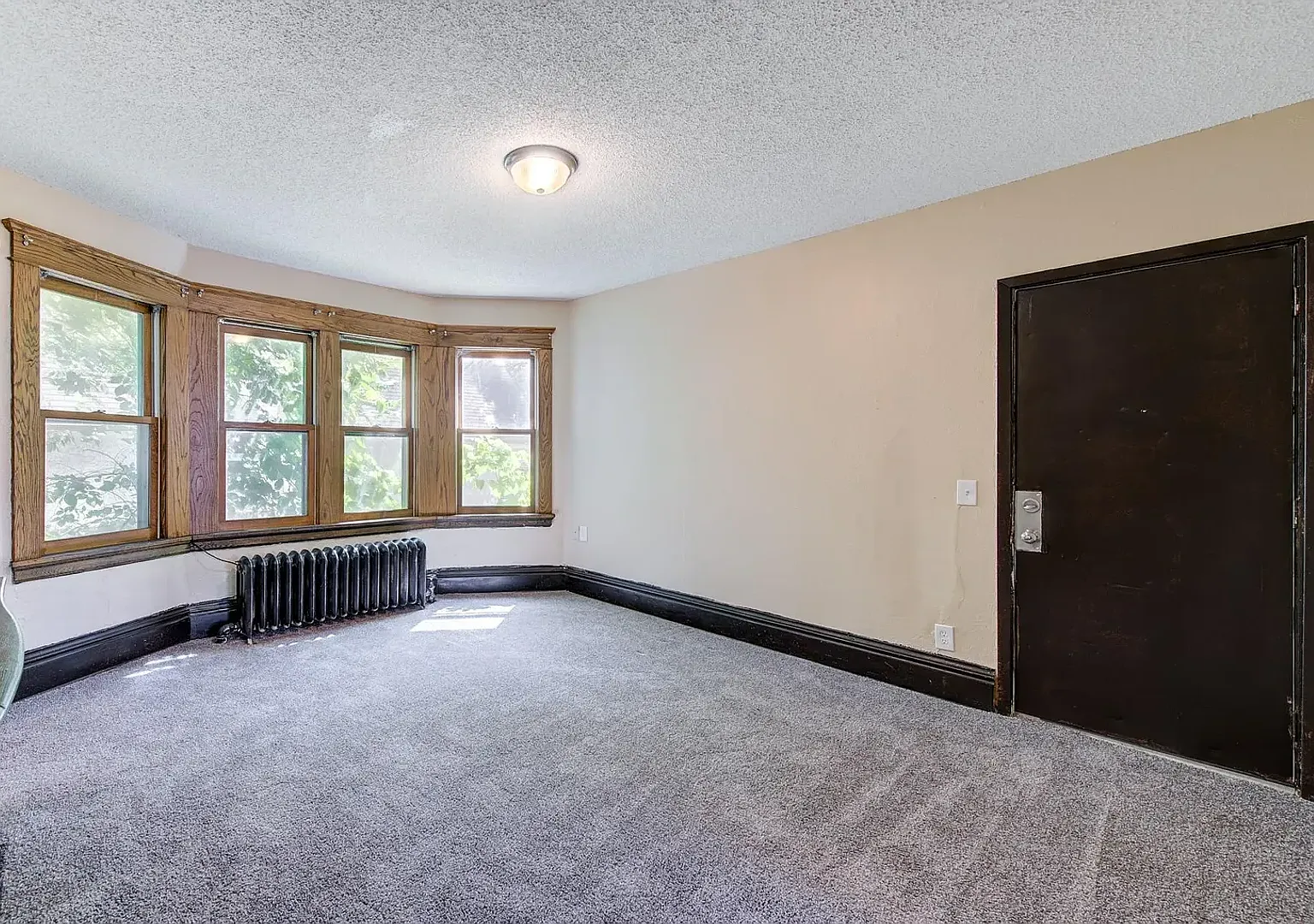 1727 Reaney Ave E — Photo 3