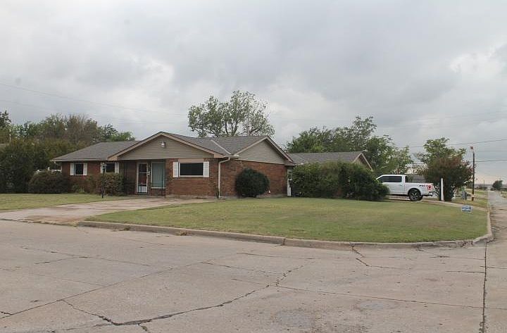 Large corner lot street view. Both driveways shown are part of this property.