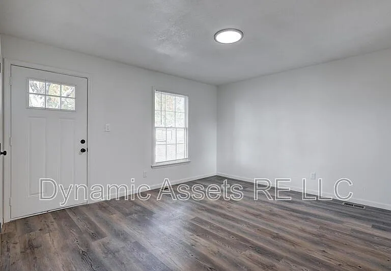 204 E 24th St — Photo 16