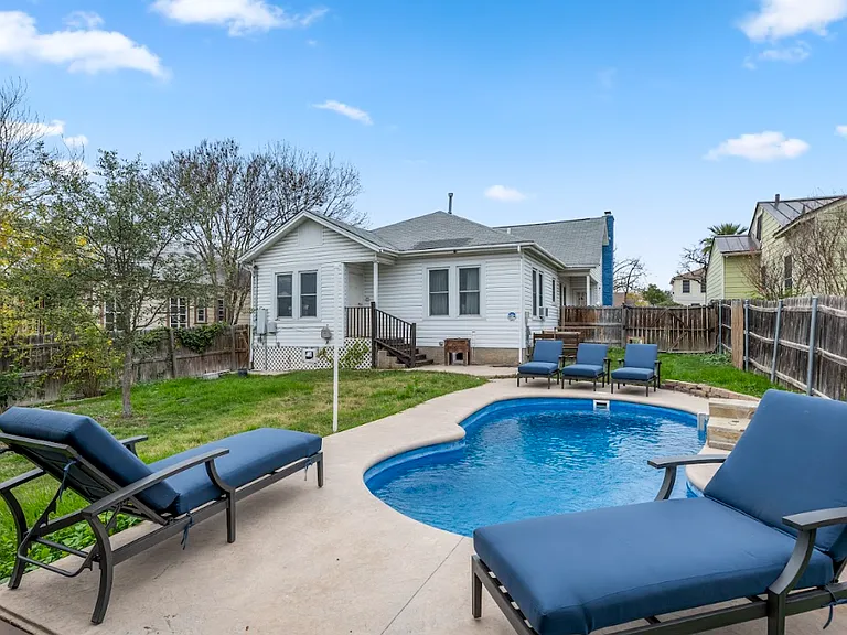 W Mistletoe Ave — Photo 2
