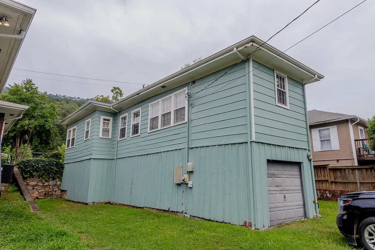 This is the back of the house where there is plenty of parking. - 4914 Saint Elmo Ave