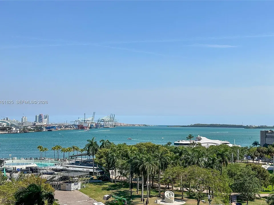 50 Biscayne Blvd #811