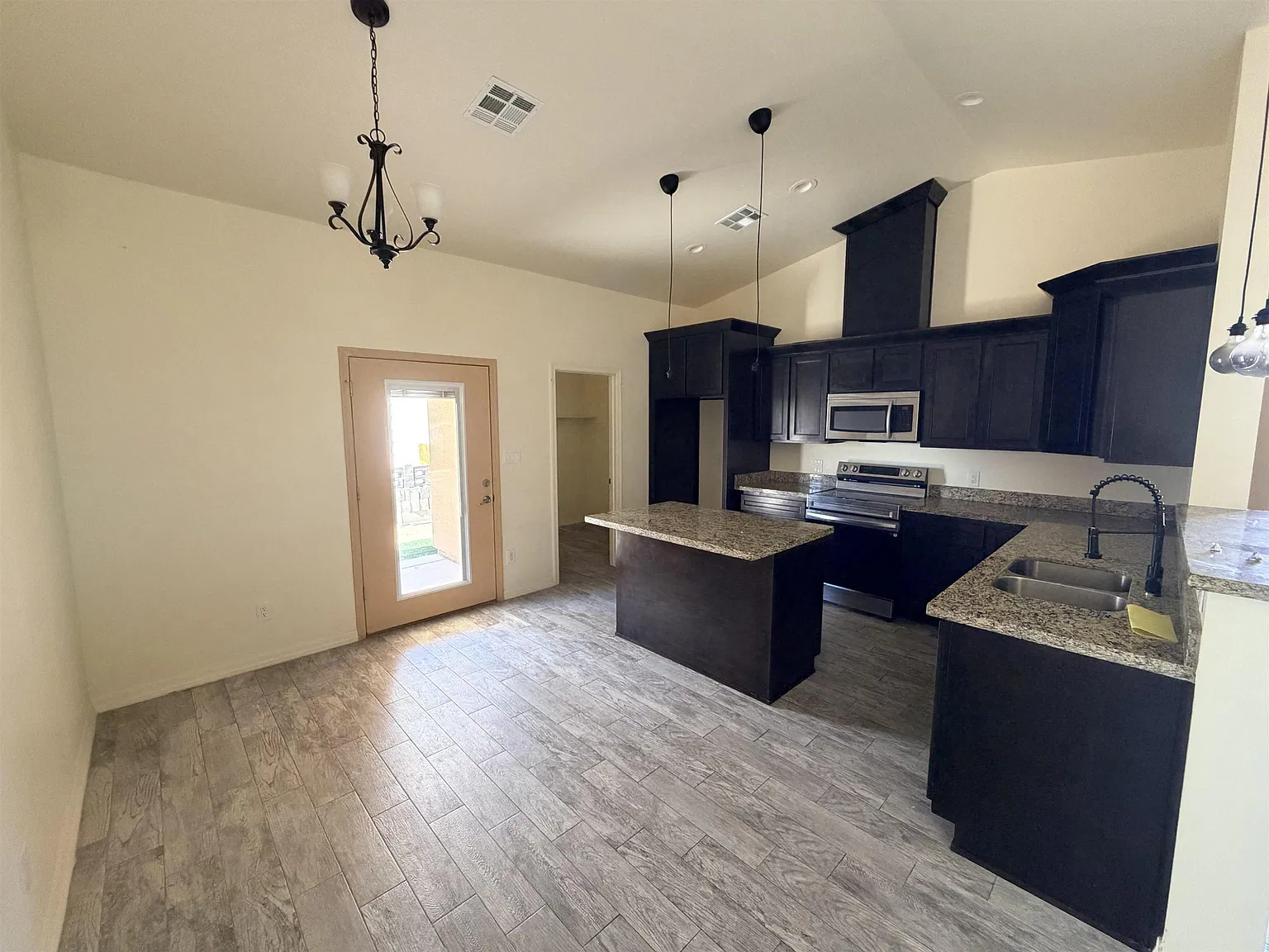 3 bed, 2.0 bath, 1082 sqft, $1,650 — Photo 4