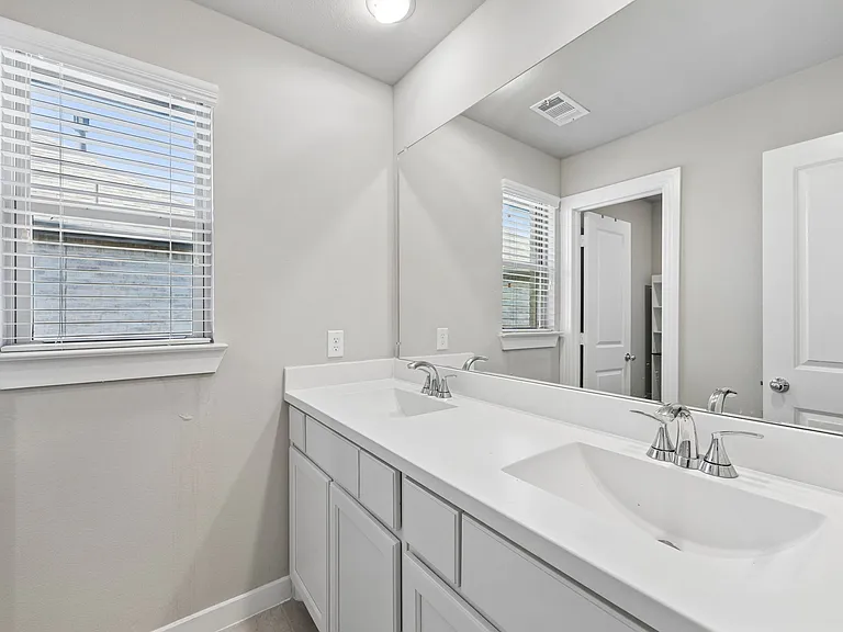 2321 Green River Rd — Photo 35