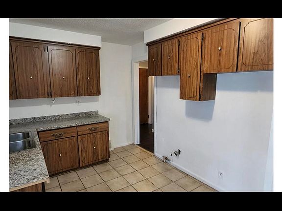 4th image of 18111 Mitchell St