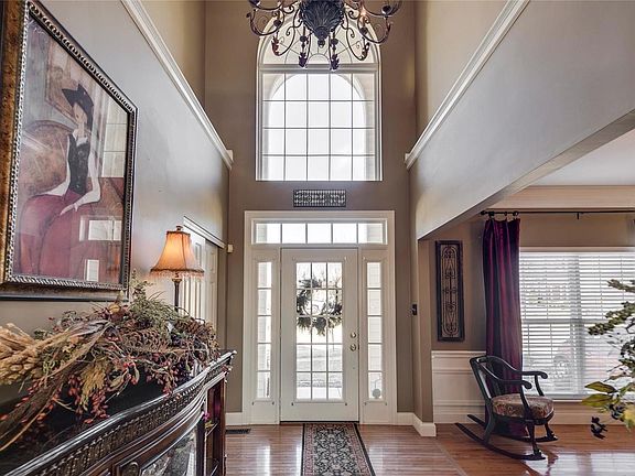 Enter into the dramatic 2-story foyer!