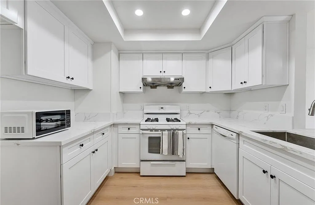 3 bed, 1412 sqft, $3,580 — Photo 3