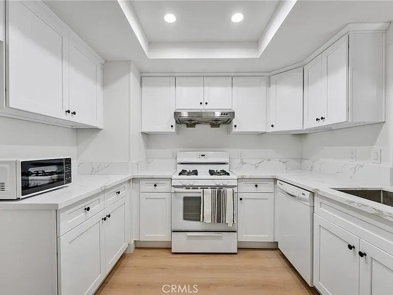 1070 Walnut Grove Ave — Photo 3
