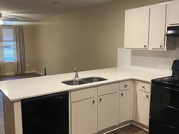 3rd image of 402 Woodlawn Ave