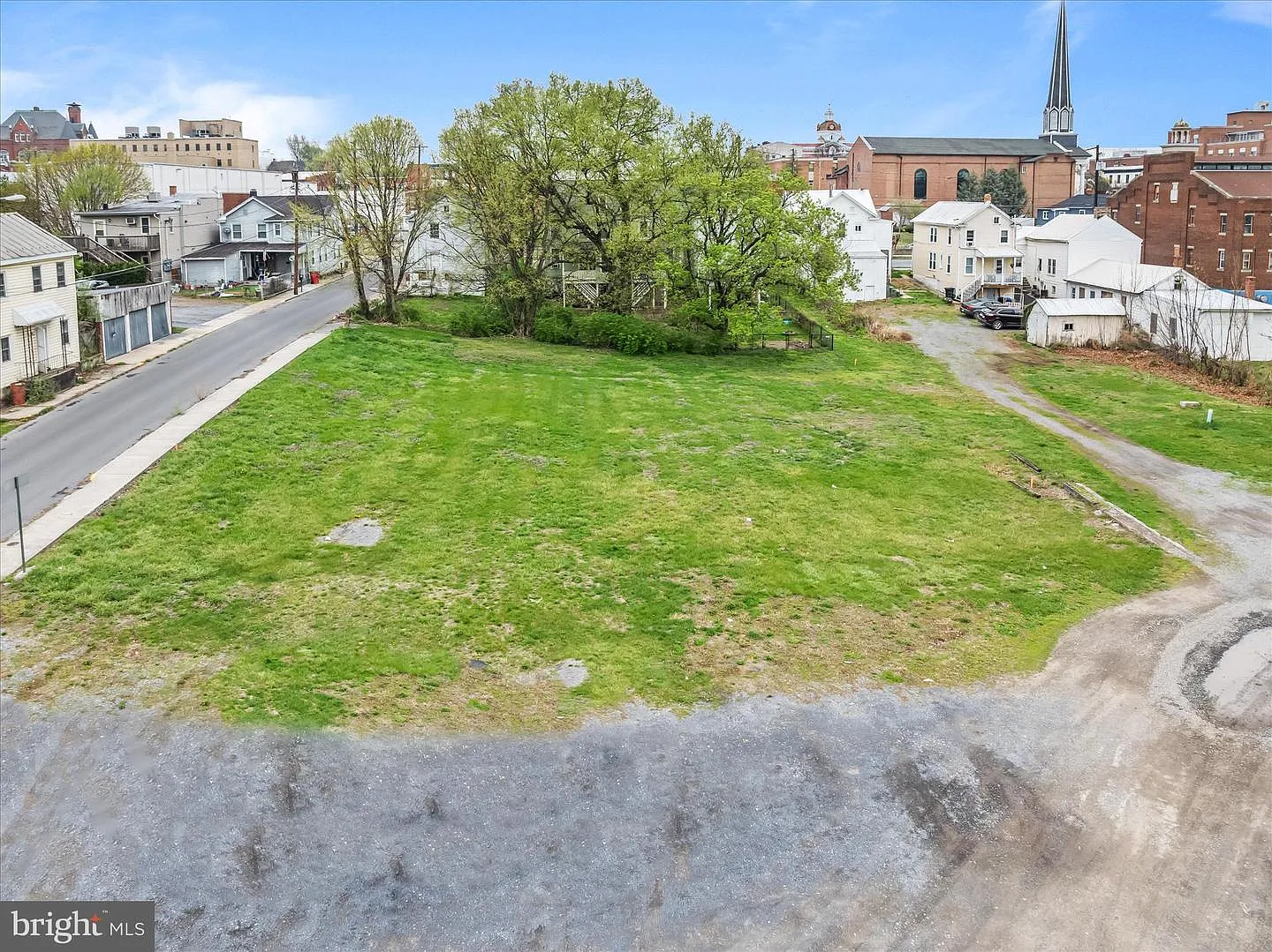 153 College St S photo 1