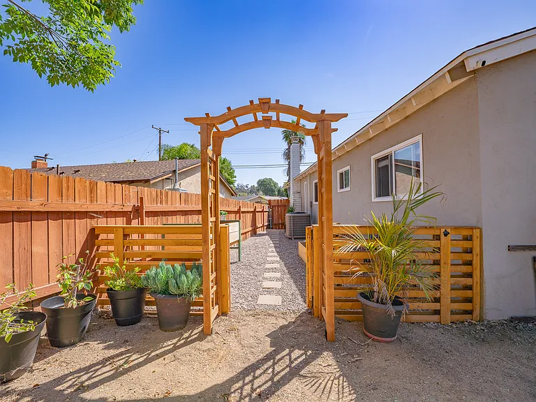 530 Kirtright St — Photo 52