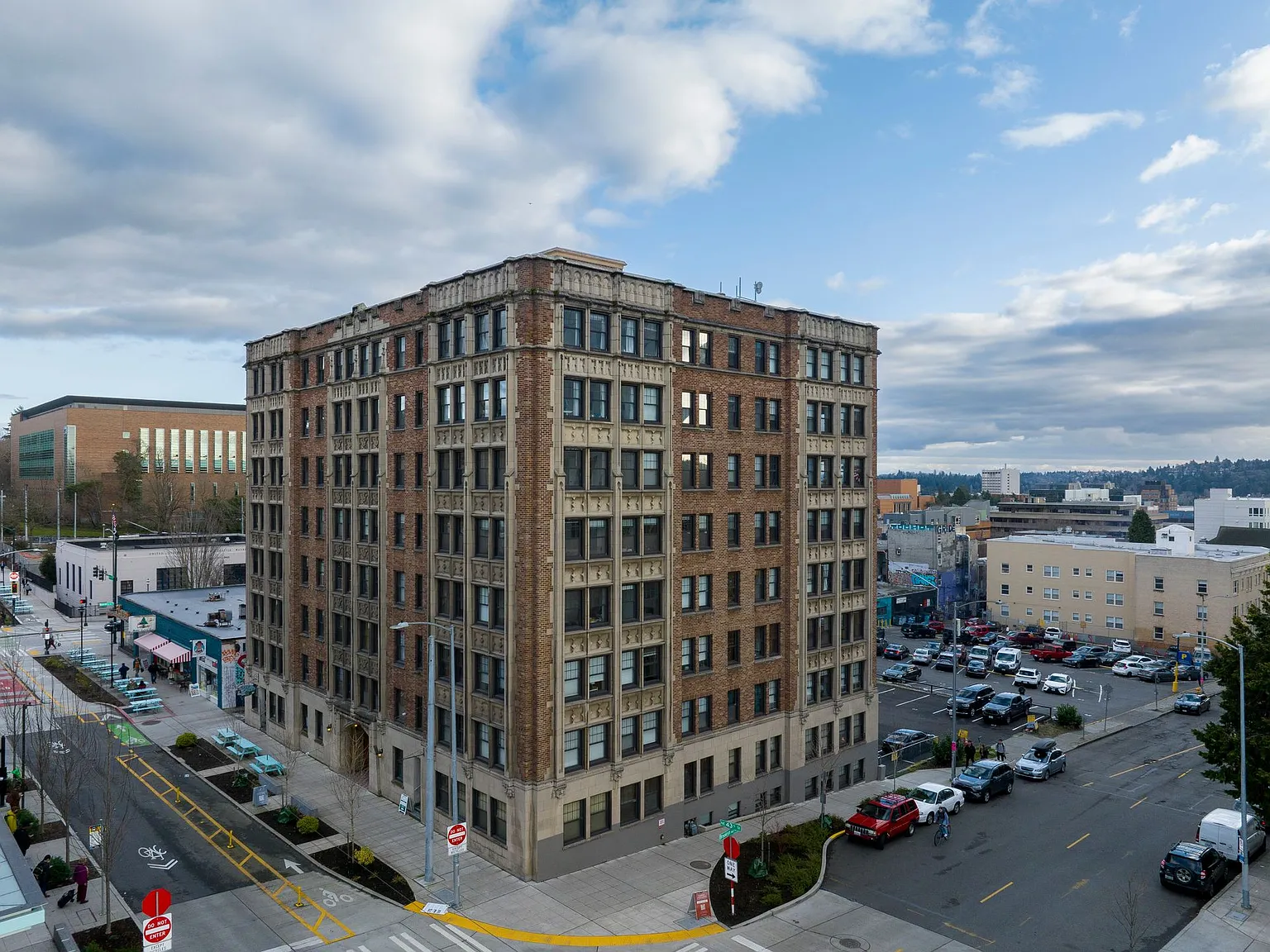 Comfortable Urban Living in a Classic Brick Building Near UW & Light Rail — Photo 3
