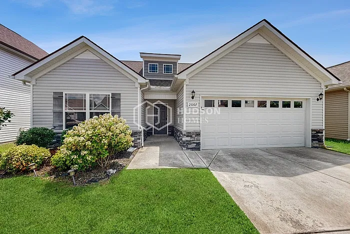3 bed, 2.0 bath, 1319 sqft, $2,150 — Photo 1