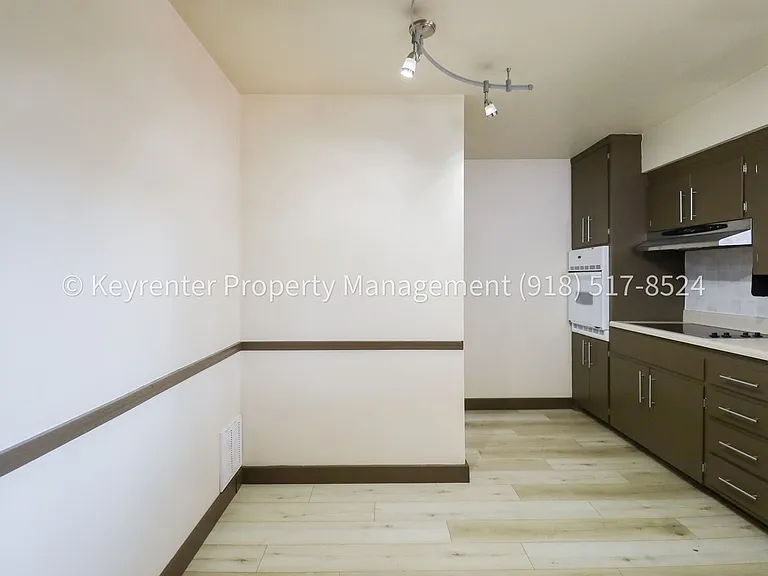 953 E 37th St S — Photo 18