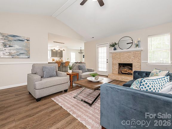 3rd image of 1037 Ridgefield Cir