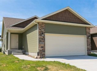 5225 Dostal Dr SW, Cedar Rapids, IA 52404