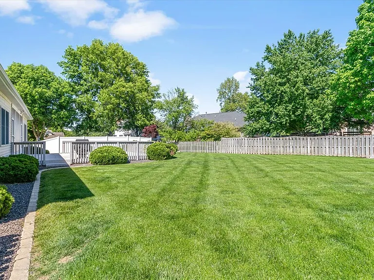 114 Heatherstone Dr #1 — Photo 50