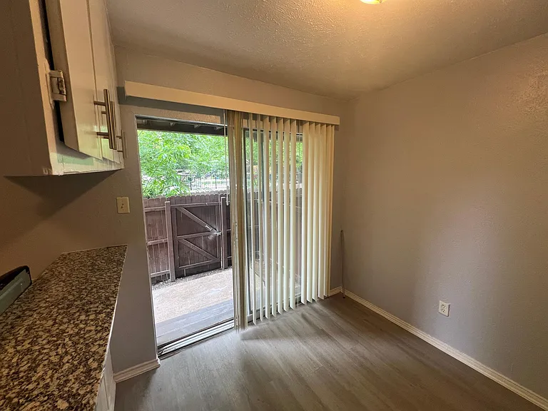 Hampton Gardens Apartment — Photo 35