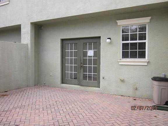 3rd image of 211 E Thatch Palm Cir