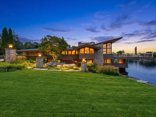 130 N Dee Rd, Park Ridge, IL 60068