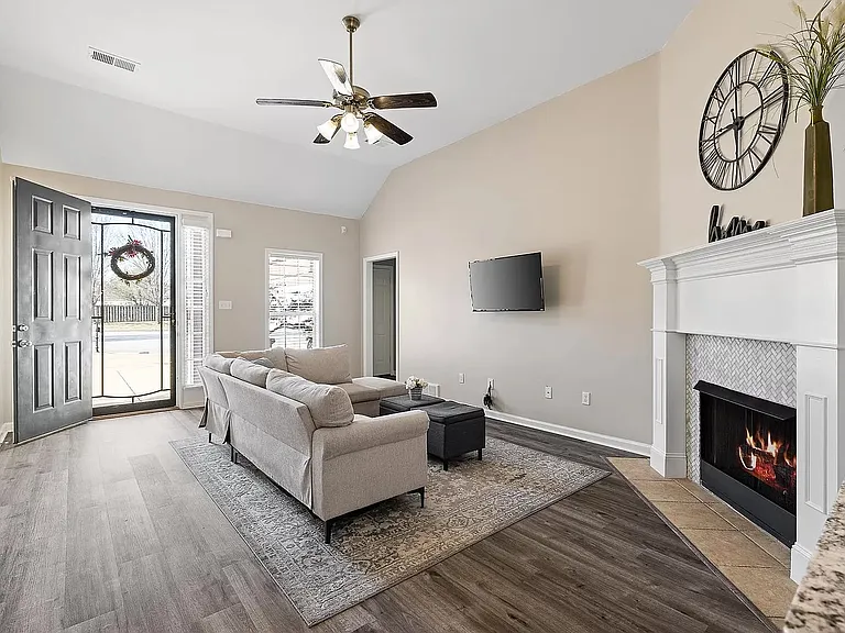 980 Nesting Wood Cir E — Photo 4