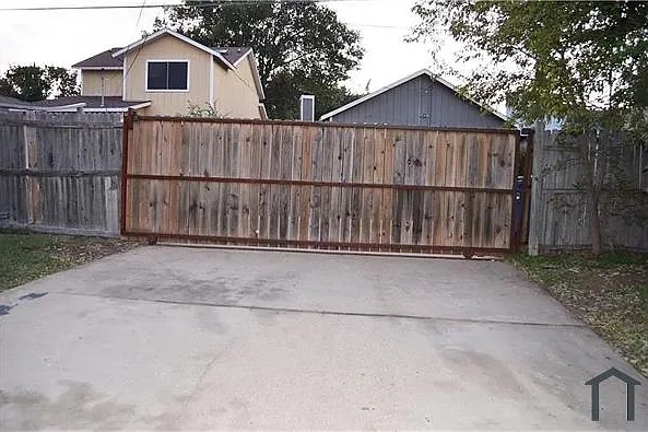 2315 Summit Ln — Photo 3