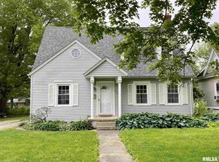 911 Edgehill Rd, Jacksonville, IL 62650