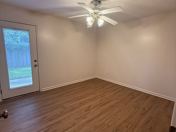 4th image of 702 Meadowbrook Dr #14
