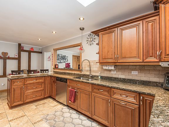 4th image of 8135 Newland Ave