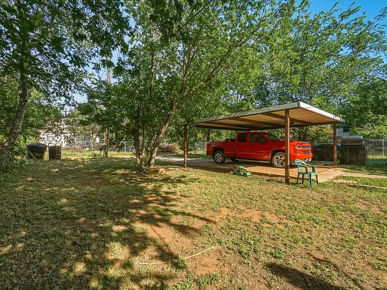 735 Victoria St — Photo 19