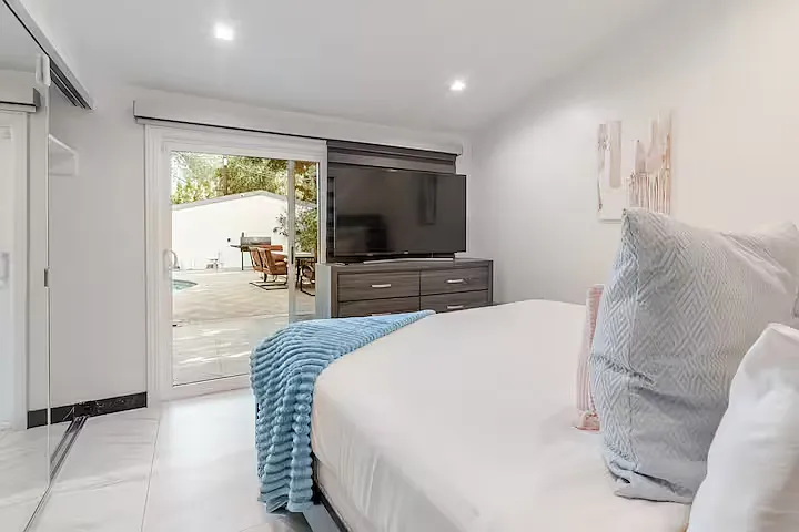 20412 Oxnard St — Photo 16