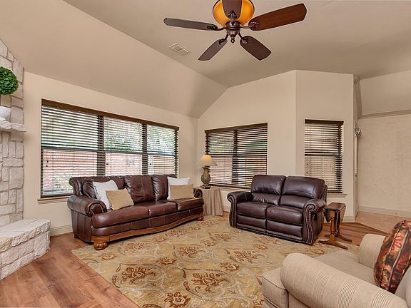 5th image of 605 Kiowa Dr