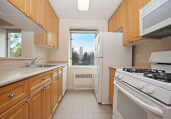 3rd image of 50 Battery Pl APT 4F