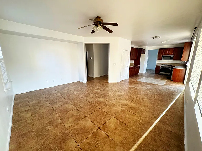 1421 Croydon Ct — Photo 9