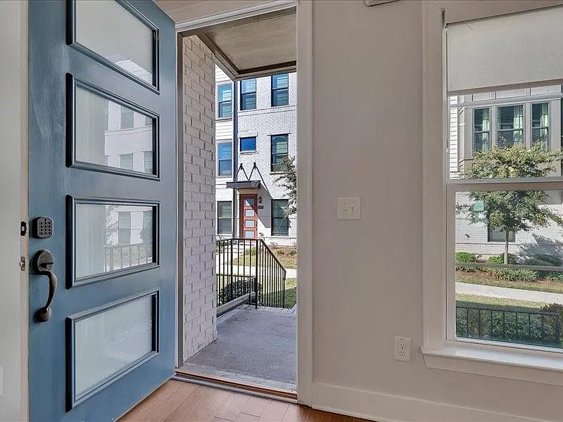 3 bed, 5.0 bath, 2440 sqft, $4,500 — Photo 4