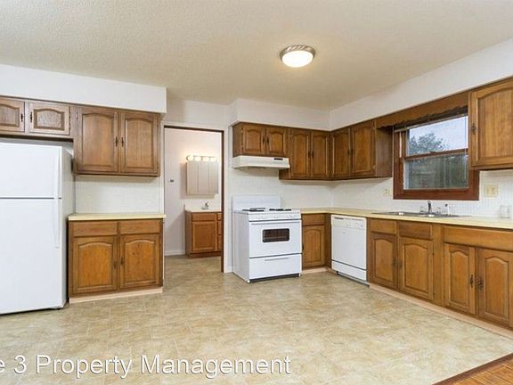 4th image of 14400 Pioneer Dr
