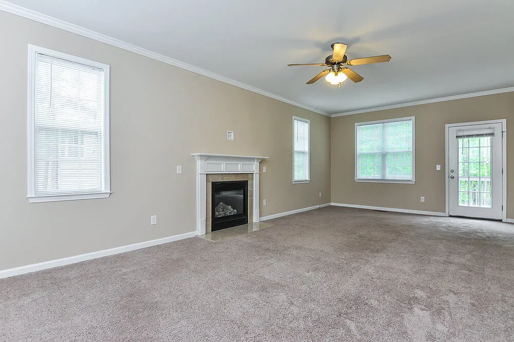 3 bed, 2.5 bath, 2005 sqft, $2,135 — Photo 3